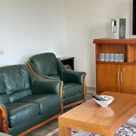 Sheshi Apartment *